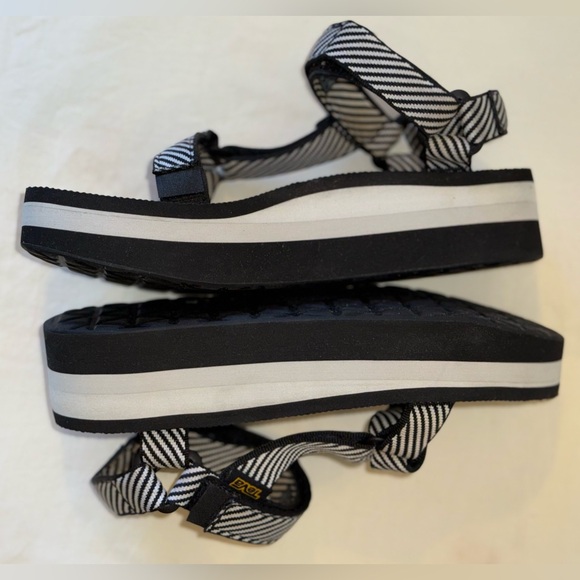TEVA UNIVERSAL FLATFORM BLACK WHITE CANDY STRIPE PLATFORM SANDALS WOMENS SZ 8 - Picture 5 of 7